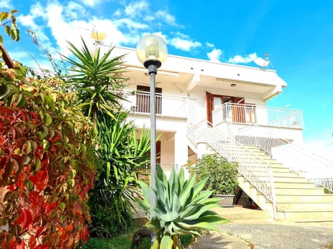 Property building, Day, Garden, Garden, Garden view