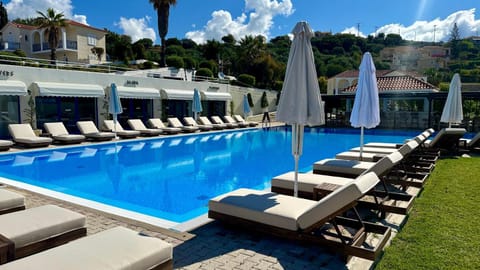 Swimming pool, sunbed