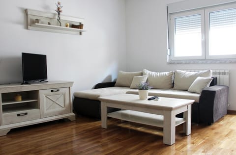 TV and multimedia, Living room, Seating area, Family, Inner courtyard view