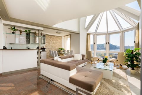 View (from property/room), Kitchen or kitchenette, Living room, Photo of the whole room, Seating area, Dining area, City view, Landmark view, Mountain view, River view, Street view