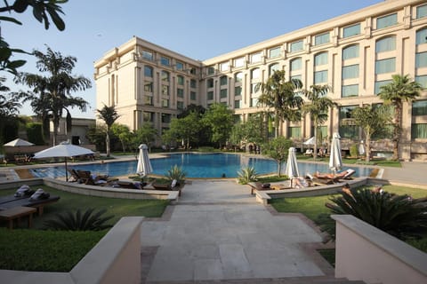 Swimming pool, sunbed