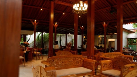 Restaurant/places to eat, Living room, Lobby or reception, Banquet/Function facilities, Seating area