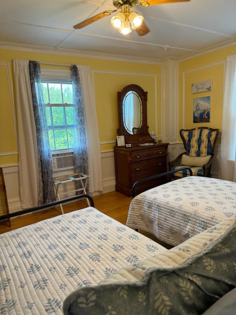 Harbour House Inn B&B Bed and Breakfast in Berkshires