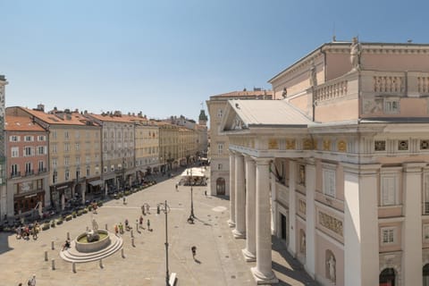 Nearby landmark, Day, Neighbourhood, City view