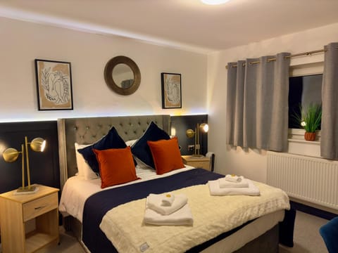 Bed, Photo of the whole room, Bedroom, towels