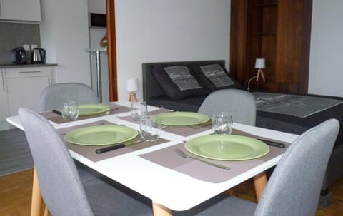 Kitchen or kitchenette, Dining area, Bedroom