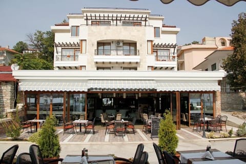 Restaurant/places to eat, Facade/entrance