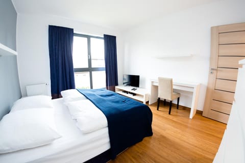 Bed, TV and multimedia, Photo of the whole room, Bedroom, Garden view
