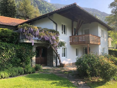 Property building, Garden, Balcony/Terrace, Balcony/Terrace, Decorative detail, Garden view, Lake view, Mountain view