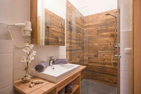 Shower, Bathroom, towels