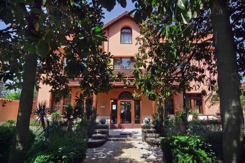 Facade/entrance