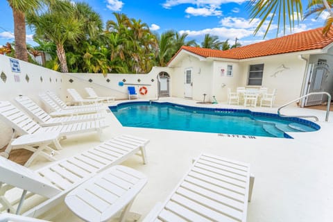 Patio, Day, Swimming pool, sunbed