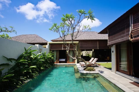 Facade/entrance, Swimming pool