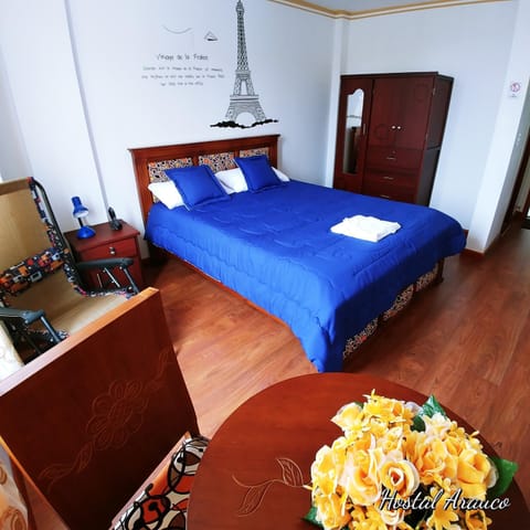 Photo of the whole room, Food