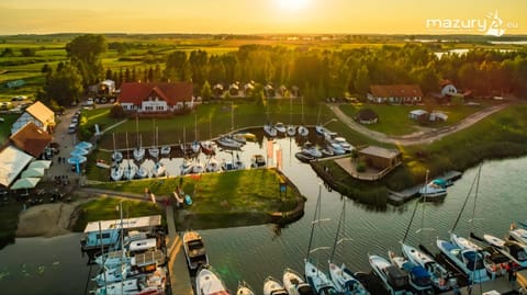 Restaurant/places to eat, Natural landscape, Activities, Bird's eye view, Fishing, Garden, Hot Tub, View (from property/room), Beach, Canoeing, Evening entertainment, Lake view, Sports, Location, Sunset, pet friendly