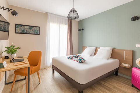 Bed, Seating area, Bedroom
