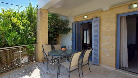 Facade/entrance, Balcony/Terrace