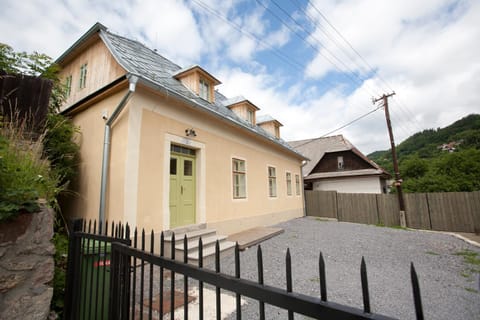Facade/entrance