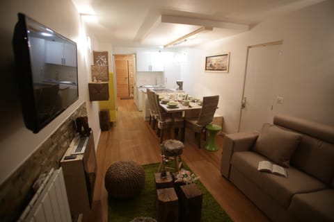 Restaurant/places to eat, Ski School, Skiing, Living room, Other, Supermarket/grocery shop, Family