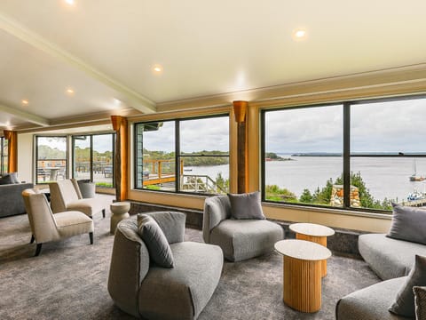 Restaurant/places to eat, Seating area, Sea view