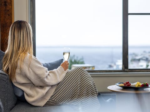 Restaurant/places to eat, Natural landscape, Food and drinks, Seating area, Sea view