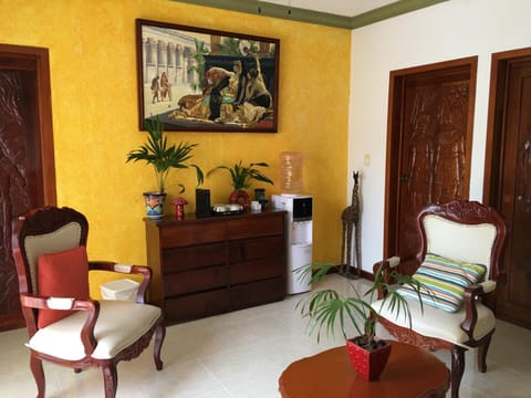 Coffee/tea facilities, Living room, Seating area