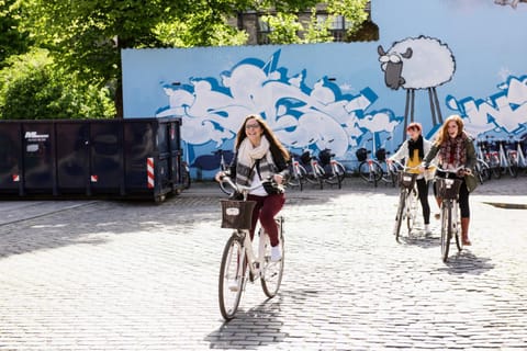Cycling, group of guests