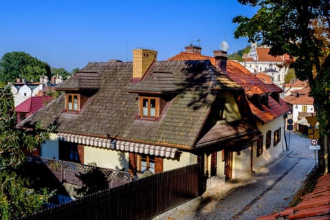 Property building, Day, Neighbourhood, Street view