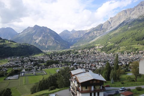 Nearby landmark, Natural landscape, Mountain view