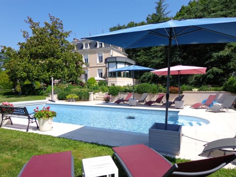 Property building, Garden, Swimming pool