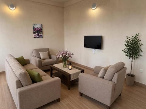Communal lounge/ TV room, TV and multimedia, Living room, Seating area, Evening entertainment