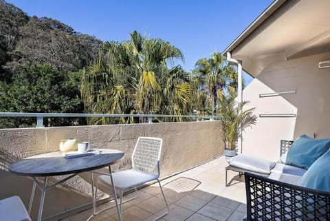 View (from property/room), Balcony/Terrace, Seating area, Mountain view