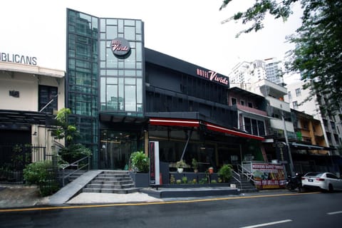 Property building, Facade/entrance, Day, Location, Parking, acessibility