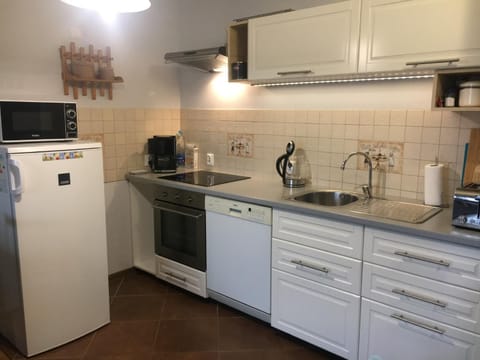 Coffee/tea facilities, dishwasher, minibar, stove, toaster