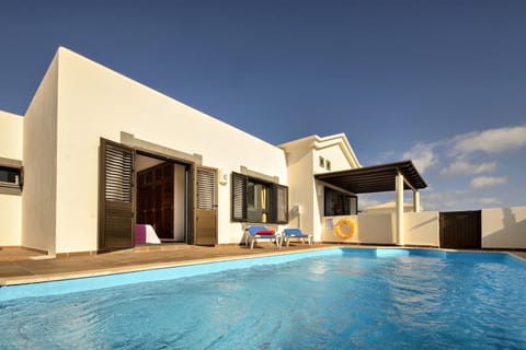 Property building, Balcony/Terrace, Swimming pool, Swimming pool