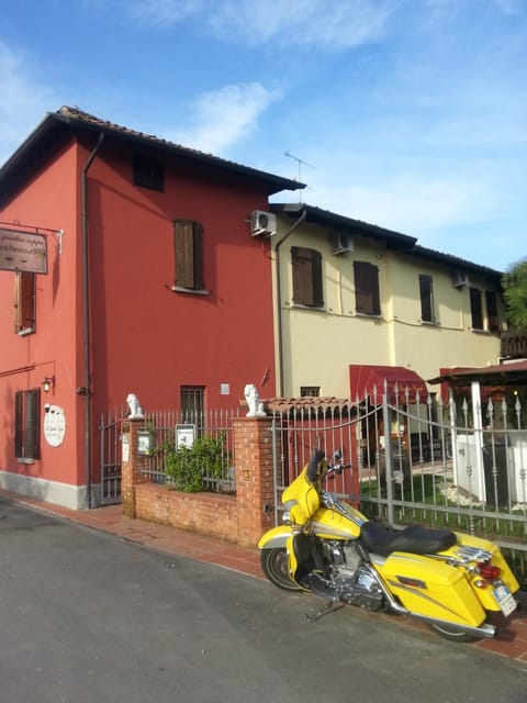 Property building, Restaurant/places to eat, Day, Swimming pool, Parking