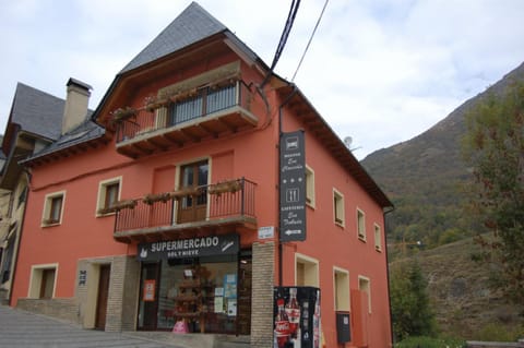 Facade/entrance, Area and facilities
