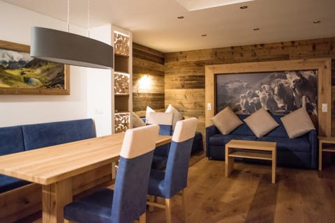 Seating area, Dining area