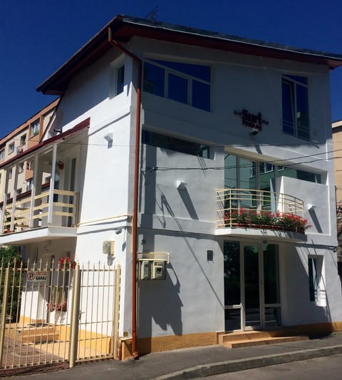Facade/entrance, Spring, Day, Balcony/Terrace, On site