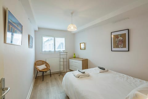 Photo of the whole room, Bedroom, City view