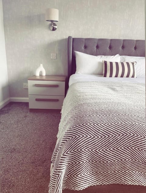 Malva - Modern 2 Bedroom Bungalow in Wick Sleeps 4 with private parking - NC500 Route House in Wick