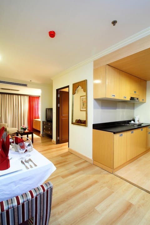 Kitchen or kitchenette, Dining area, stove