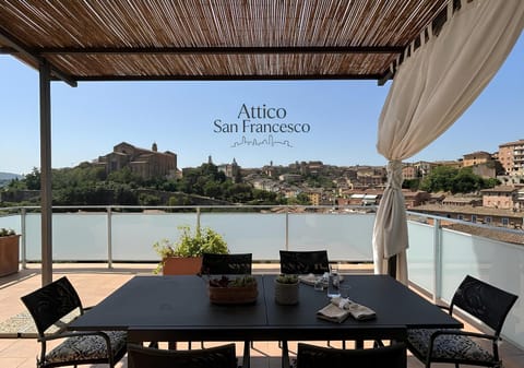 Solarium, View (from property/room), Balcony/Terrace, Dining area, City view, Landmark view