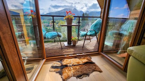 Balcony/Terrace, Living room, Mountain view
