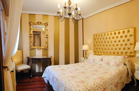 Bed, Photo of the whole room, Decorative detail, Bedroom