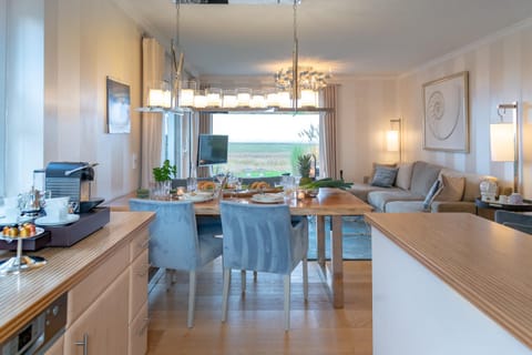 Living room, Dining area, Food
