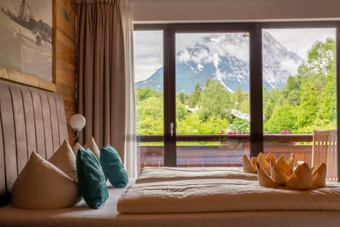 Bedroom, Mountain view