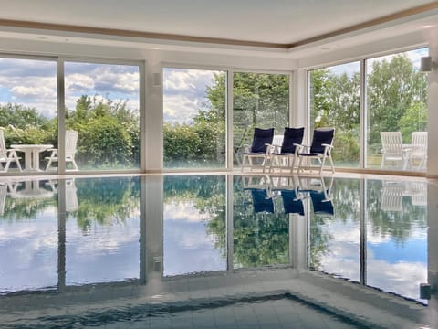 Swimming pool, sunbed