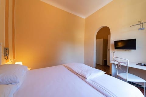 Bed, TV and multimedia, Bedroom