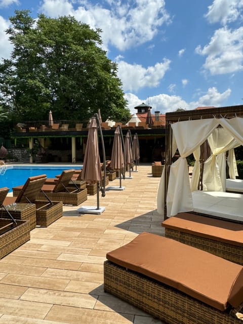 ATOS Srebrno jezero - Villa and Restaurant Hotel in Vojvodina